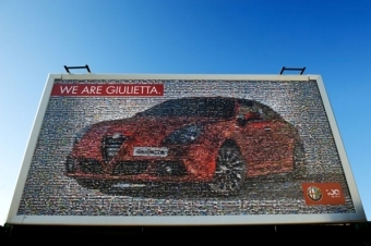 Реклама автомобиля Alfa Giulietta из мозаики. Фото: popsop.ru